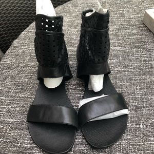 Steve Madden Black Flat Gladiator Sandals